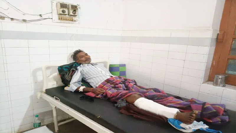 बहराइच: युवक ने ट्रेन जाने का समय पूछा तो सिपाही ने जमकर पीट दिया, रुपए भी छीने, जिला अस्पताल में भर्ती!