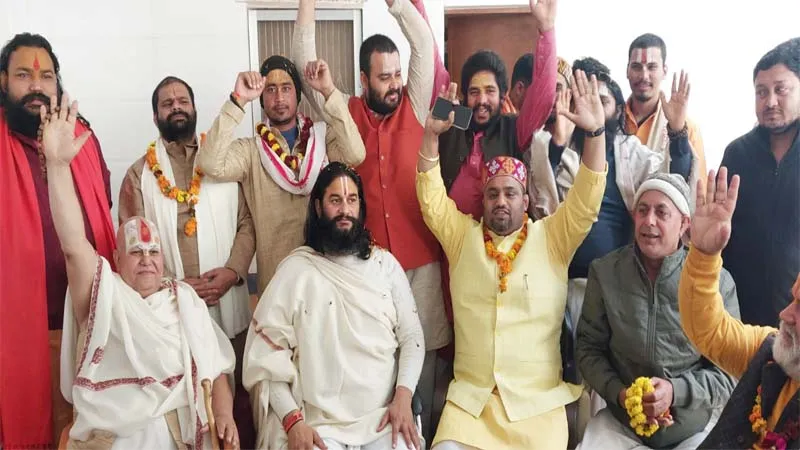 अयोध्या: संजय सिंह को कुश्ती संघ का अध्यक्ष बनाए जाने पर हनुमानगढ़ी के संतों ने मनाया जश्न 
