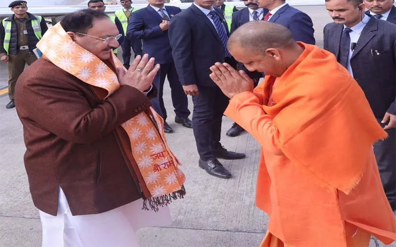 बीजेपी के राष्ट्रीय अध्यक्ष जेपी नड्डा पहुंचे लखनऊ, सीएम योगी ने बुके देकर किया स्वागत, जानिये क्या है कार्यक्रम