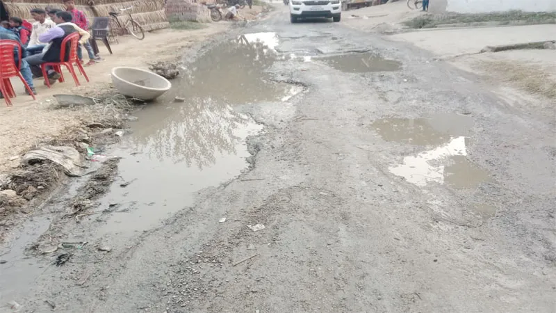 अयोध्या: सीएम के आदेश पर पलीता लगा रहे अफसर!, जाना-बीकापुर की 16 किमी. की सड़क में सिर्फ गड्डे ही गड्ढे, लोग परेशान