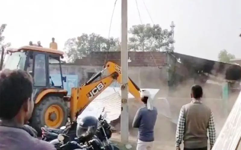 बहराइच: अतिक्रमण पर राजस्व विभाग का चला बुलडोजर, तालाब, श्मशानघाट व रास्तों की जमीन को कराया खाली