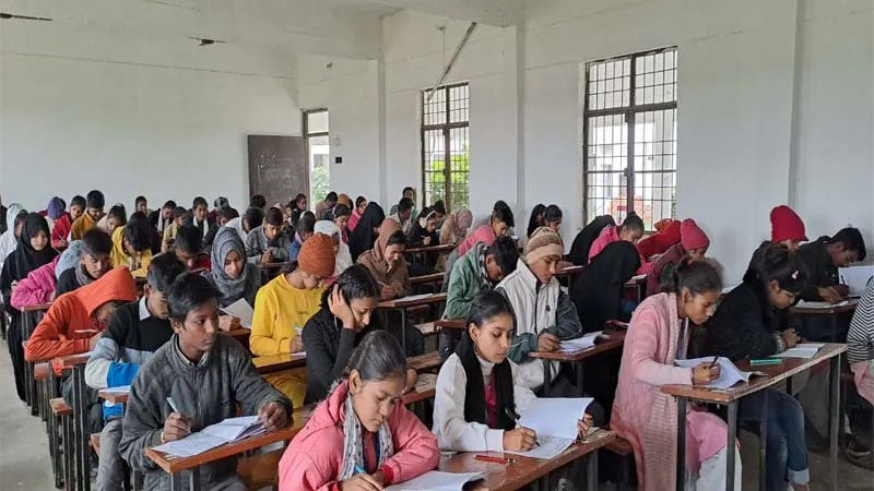 बहराइच: मंडलीय प्रतिभा खोज परीक्षा में शामिल हुए छात्र, डेढ़ हजार से अधिक छात्र-छात्राओं ने दी परीक्षा