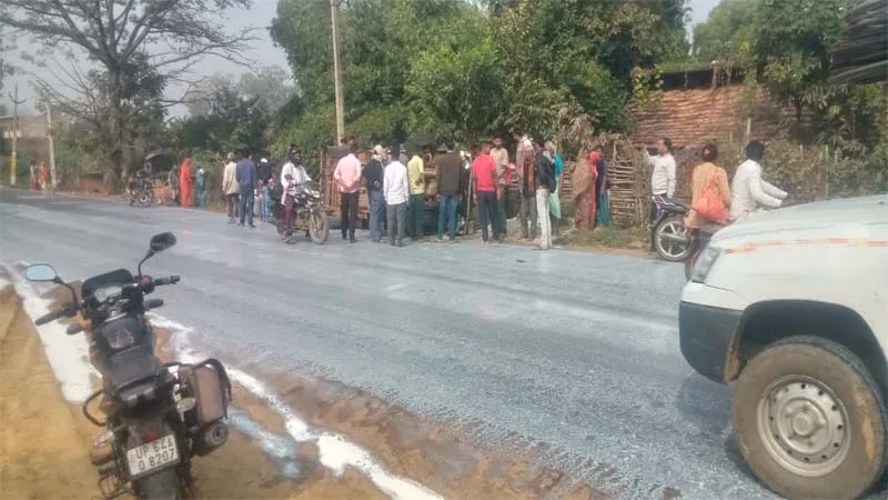 अमूल कंपनी के दुग्ध वाहन का अगला पहिया फटा, अनियंत्रित होकर पलटी गाड़ी, बहा 37 कैन दूध 