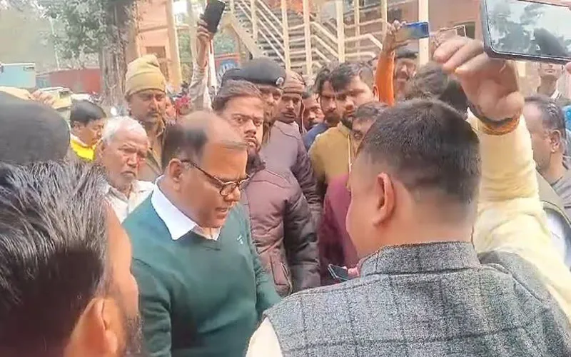 कानपुर: फूलबाग की फल मंडी को शिफ्ट कराने पहुंचे नगर निगम अधिकारियों को करना पड़ा भारी विरोध का सामना