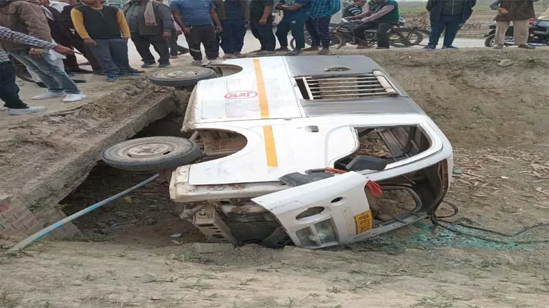 अंबेडकरनगर: अनियंत्रित ट्रक की टक्कर से छात्रों से भरी मैजिक नहर में पलटी, दो घायल, कोहराम