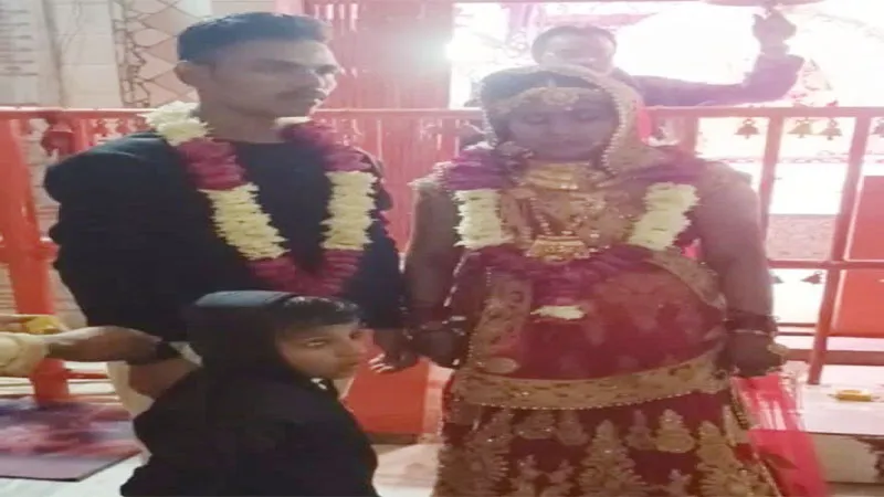 औरैया: प्यार में निगहत बनी नेहा, थामा हिमांशू का हाथ, मंदिर में हिंदू रीति-रिवाज से लिए सात फेरे, बेटे का भी बदला नाम