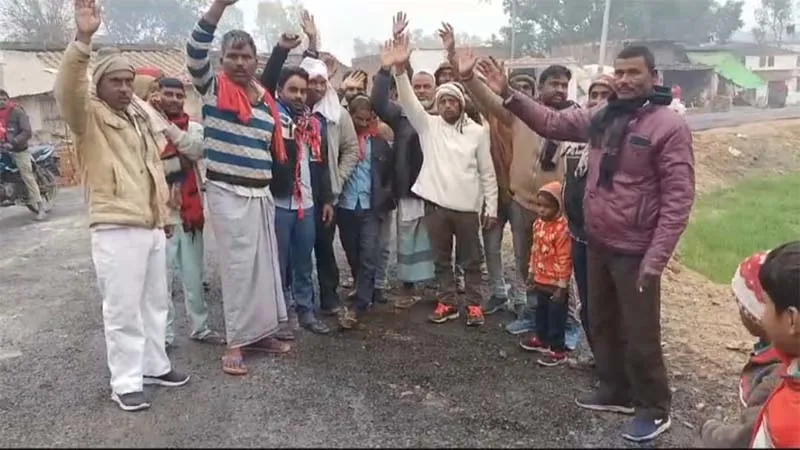 बहराइच में चल रहा भ्रष्टाचार का खेल!, एक तरफ हो रहा निर्माण, दूसरी तरफ उजड़ रही सड़क! प्रदर्शन