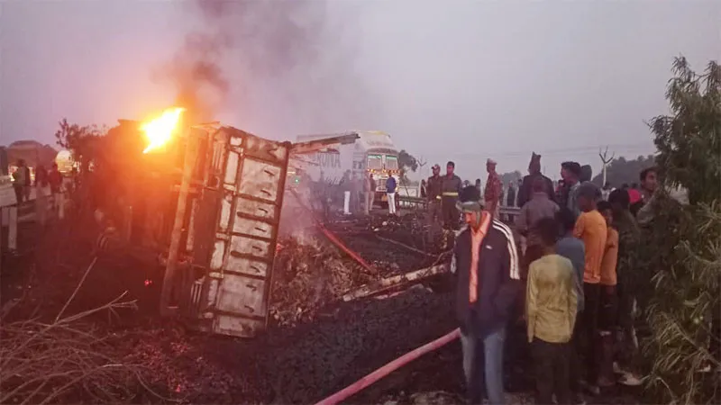 प्रयागराज: नवाबगंज में हाइवे पर धू-धूकर जला ट्रक, भीषण आग में जिंदा जले ड्राइवर-खलासी
