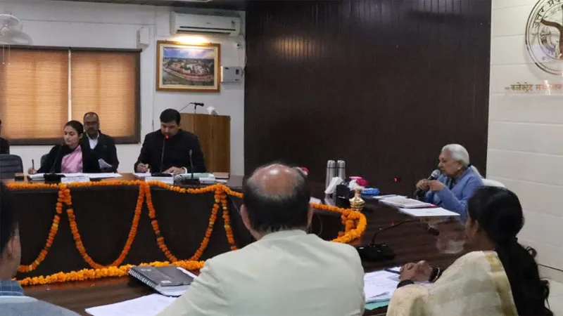 काम को बोझ न समझें, जनता की सेवा में लगे रहें: आनंदी बेन