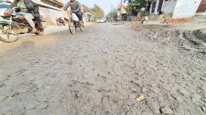 प्रयागराज: विधायक के गृह निवास मार्ग में कीचड़ से सनी सड़क के बीच चल रहे राहगीर, कभी भी हो सकता है बड़ा हादसा!