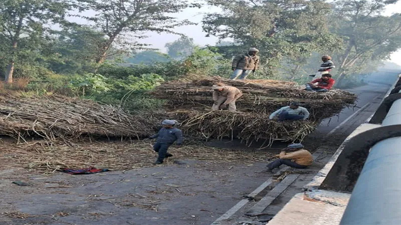 बहराइच: गड्ढे में ट्रॉली पलटने से 10 घंटे तक लगा रहा जाम, वन साइडेड आवागमन से लोग रहे परेशान