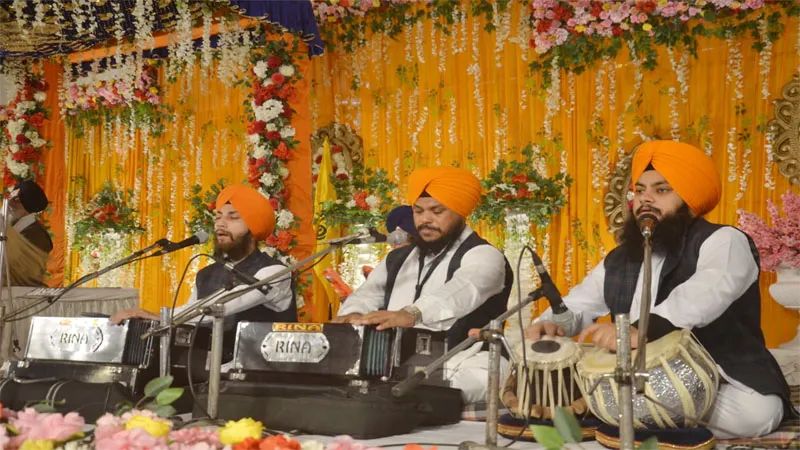 कानपुर: गुरु तेग बहादुर के शहीदी पर्व पर दिखा आस्था और सेवा का संगम, कीर्तन सुन निहाल हुए भक्त 