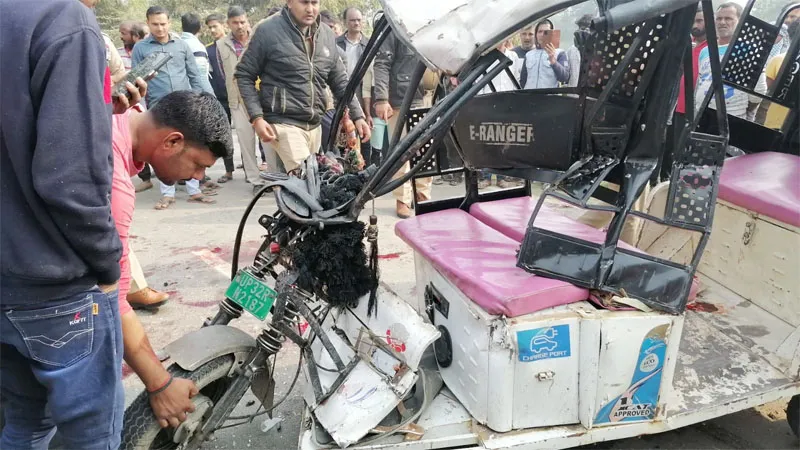 उन्नाव में अनियंत्रित डंपर ने ई-रिक्शा को सामने से मारी टक्कर, एक की मौत, दस घायल