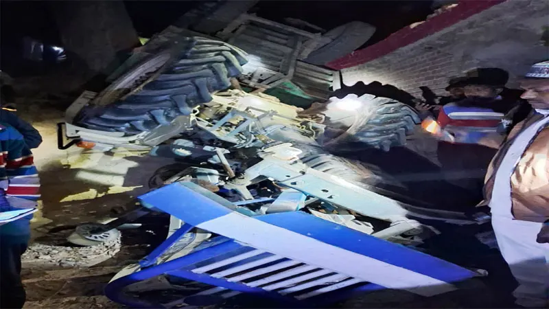 हरदोई: अंत्येष्टि से लौट रहा ट्रैक्टर 15 फीट गहरी खाई में गिरा, 10 घायल, मचा कोहराम 