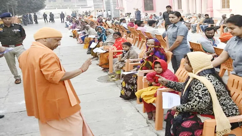 गोरखपुर में सीएम योगी ने लगाया जनता दरबार, सुनीं जनता की फरियाद, अधिकारियों को दिखा सख्त निर्देश 