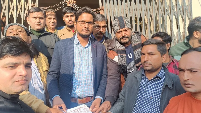 संभल : बिजली टीम पर हमले को लेकर भड़के कर्मचारी, दिया धरना