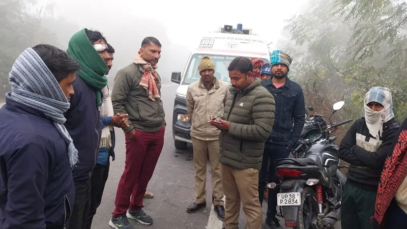 संभल : गन्ना लदी ट्रैक्टर ट्राली से टकराई एम्बुलेंस, बाल-बाल बचे चालक परिचालक