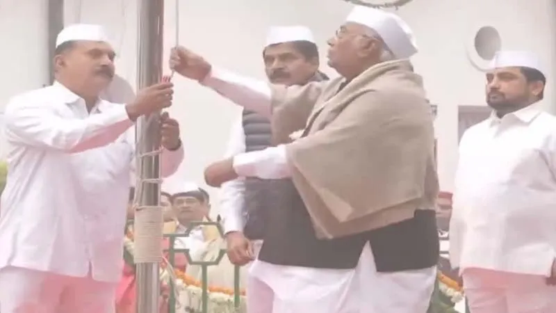 कांग्रेस नेताओं ने पार्टी के 139 वें स्थापना दिवस पर फहराया झंडा, कहा- यह दिवस है राष्ट्र के प्रति निष्ठा और समर्पण का प्रतीक 