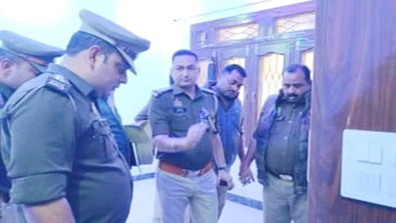 प्रयागराज: अशरफ की पत्नी जैनब के आलीशान बंगले की पुलिस ने कराई मुनादी, किया कुर्क