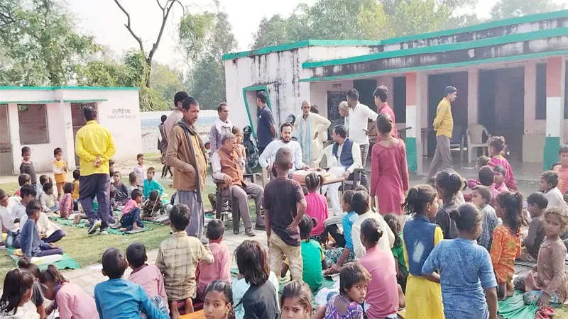 बहराइच: प्राथमिक विद्यालयों में बन रहा गुणवत्ता विहीन भोजन!, बच्चों को मिल रहा कच्चा खाना, अभिभावक नाराज