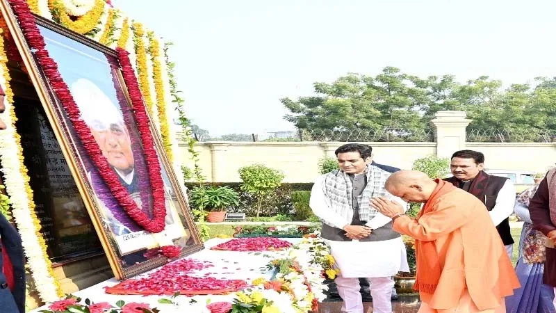 लखनऊ: सीएम योगी ने अटल जी की जयंती पर उन्हें किया याद, लोकभवन में फोटो पर किया माल्यार्णण, कही बड़ी बात...
