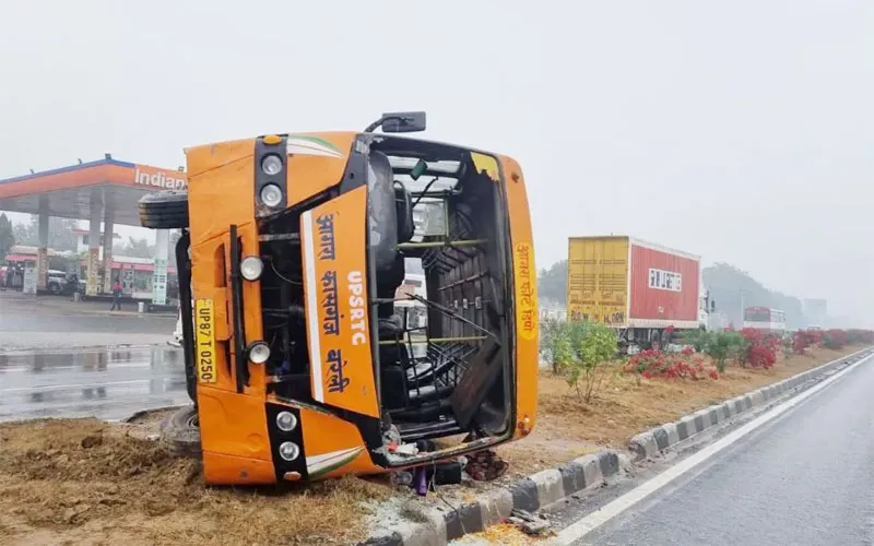 आगरा: बरेली जा रही रोडवेज बस अनियंत्रित होकर डिवाइडर से टकराकर पलटी, कई घायल