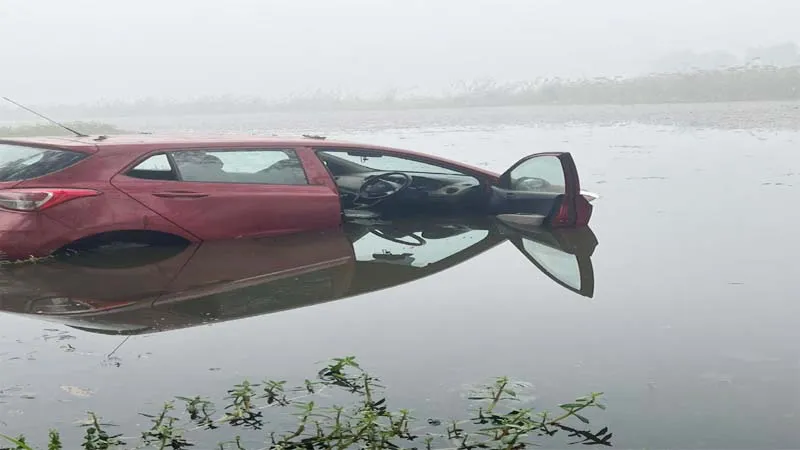 बहराइच: घने कोहरे के चलते हुआ सड़क हादसा, कार खड्ड में गिरी, बमुश्किल बची सवारियों की जान 