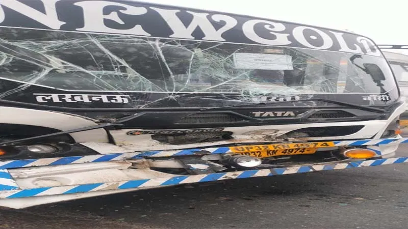 बाराबंकी में दिखा कोहरे का कहर, सड़क पर धुंध के कारण एक के बाद एक टकराए कई वाहन, एक की मौत, कई घायल