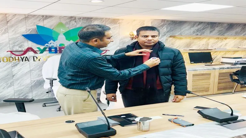 अयोध्या: अविप्रा ने जारी किया 'मेरी अयोध्या' बैज, सबसे पहले कमिश्नर व वीसी ने किया धारण 