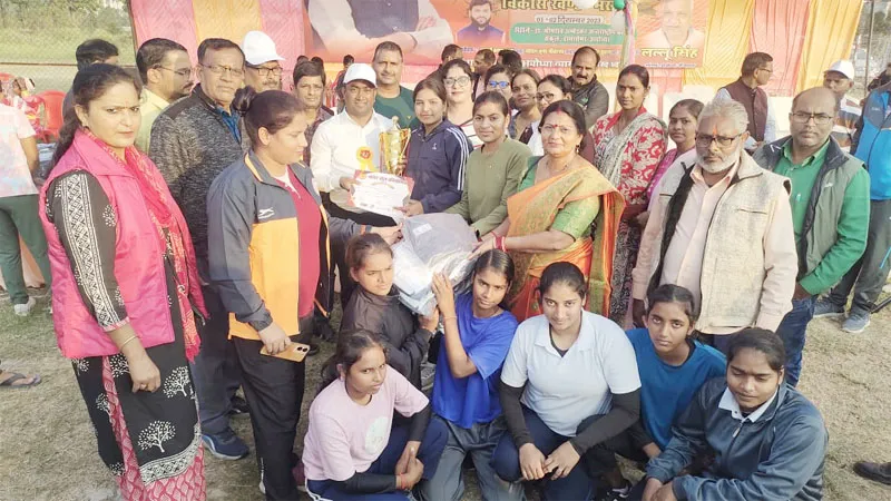 सांसद खेलकूद प्रतियोगिता: 100 मीटर की दौड़ में रेहान व काजल ने मारा मैदान, डीएम के हाथों हुए सम्मानित 