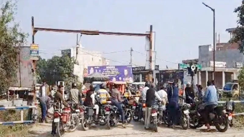 रायबरेली: मालगाड़ी से पटरी उतारते समय क्षतिग्रस्त हुआ रेलवे ट्रैक, दो घंटे तक गेट पर रुकी रही मालगाड़ी, हड़कंप