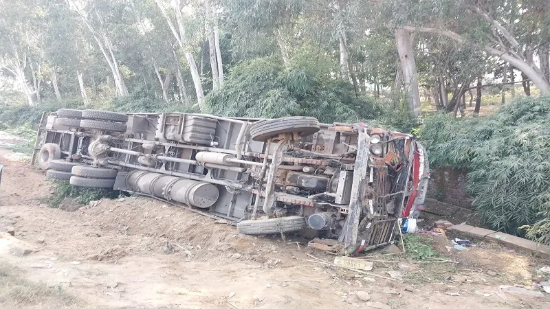 अमरोहा: ट्रक की टक्कर से ट्रैक्टर के उड़े परखच्चे, दोनों वाहनों के चालक घायल