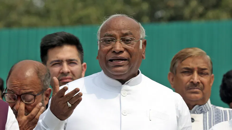 मल्लिकार्जु खरगे ने रेलवे के प्रदर्शन पर कहा- मोदी सरकार ने रेलवे को बर्बाद करने में कसर नहीं छोड़ी