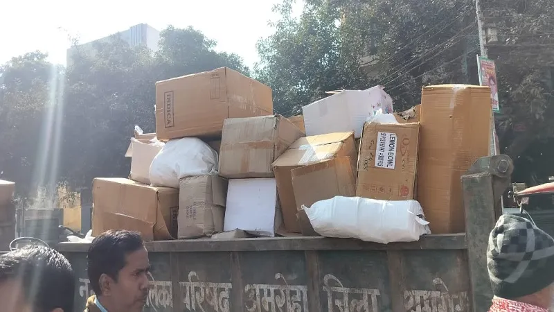 अमरोहा: नगर पालिका का गोदाम पर छापा, भारी मात्रा में पॉलिथीन का अवैध भंडारण पकड़ा