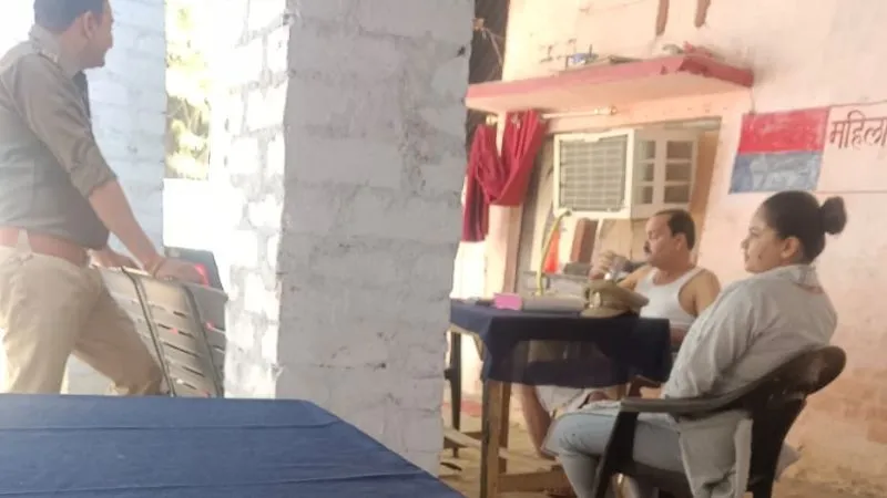 Kanpur News: बनियान पहनकर थानाप्रभारी महिला डेस्क पर बैठे, फोटो वायरल होने पर अधिकारियों ने किया लाइन हाजिर