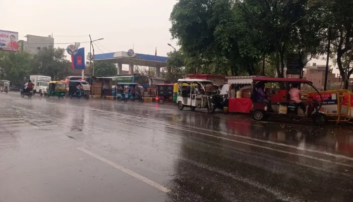 Kanpur Weather Today: बारिश ने बढ़ाई ठिठुरन... सिर को ढककर निकल रहे लोग, आज भी वर्षा के आसार
