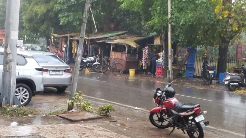 Weather Forecast Kanpur: सुबह से रुक-रुककर हो रही बारिश… ठंड बढ़ी, लोग घरों में होने लगे पैक