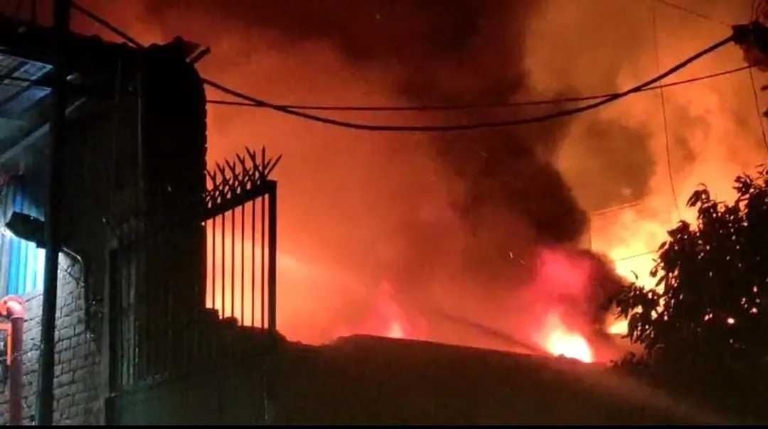 कानपुर: दो फैक्ट्रियों में लगी भीषण आग, लाखों का नुकसान