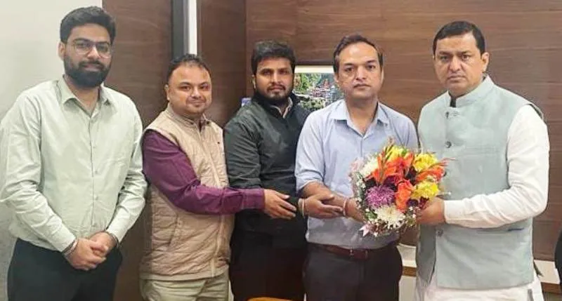 हल्द्वानी: नैनीताल बैंक को प्राइवेट हाथों में सौंपे जाने को लेकर रोष, राज्यसभा सांसद अनिल बलूनी को सौंपा ज्ञापन