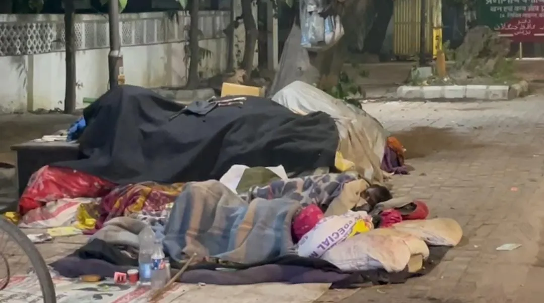 बरेली: सर्द रातों में ठिठुरने लगे लोग...रैन बसेरों का पता नहीं, साहब बोले- अभी इतनी ठंड कहां है?