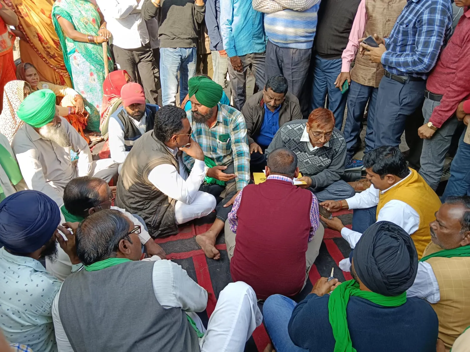 पीलीभीत: किसान नेताओं की खरी-खरी, बोले- पेराई शुरू नहीं की गई तो पहनाएंगे चूड़ियां..जानिए क्यों फूटा गुस्सा!