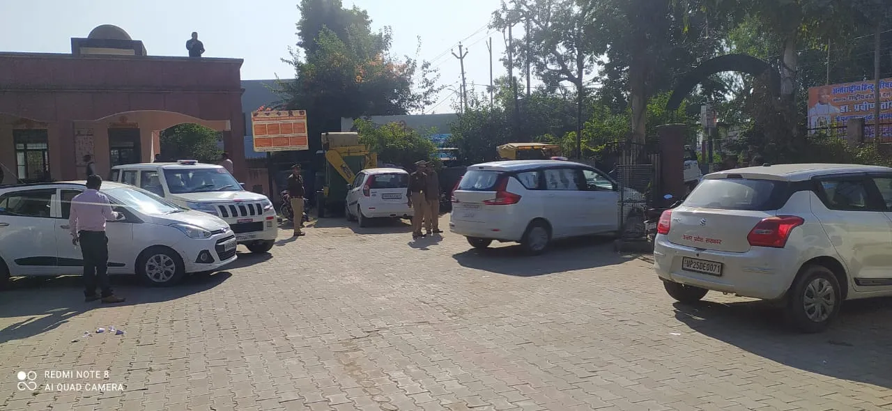 पीलीभीत: नहीं मिला रास्ता तो गाड़ी छोड़ पैदल चल दिए एएसपी, दूसरे गेट से सीओ ने निकलवाए वाहन..जानिए पूरा मामला 