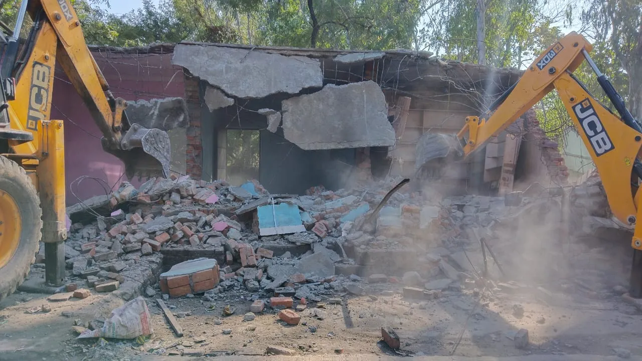 हल्द्वानी: एचएन इंटर कॉलेज की 44 दुकानों में गरजी प्रशासन की जेसीबी,  हाईकोर्ट से मिली थी 30 नवंबर तक की मोहलत