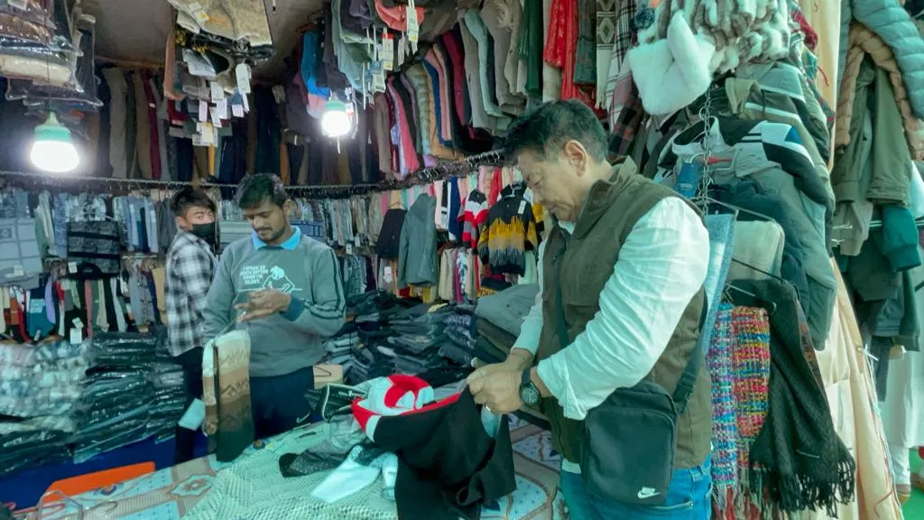 बरेली: बिशप मंडल कॉलेज के ग्राउंड में सज गया तिब्बत बाजार, कई राज्यों के व्यापारियों ने लगाई अपनी दुकान