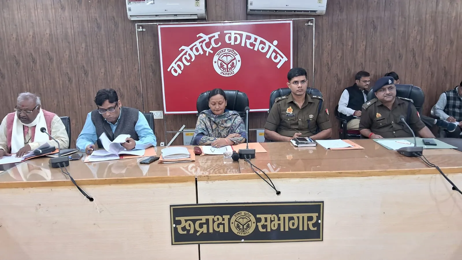 कासगंज: डीएम का निर्देश- एकरूपता और भव्यता के साथ लगवाया जाए मार्गशीर्ष मेला 