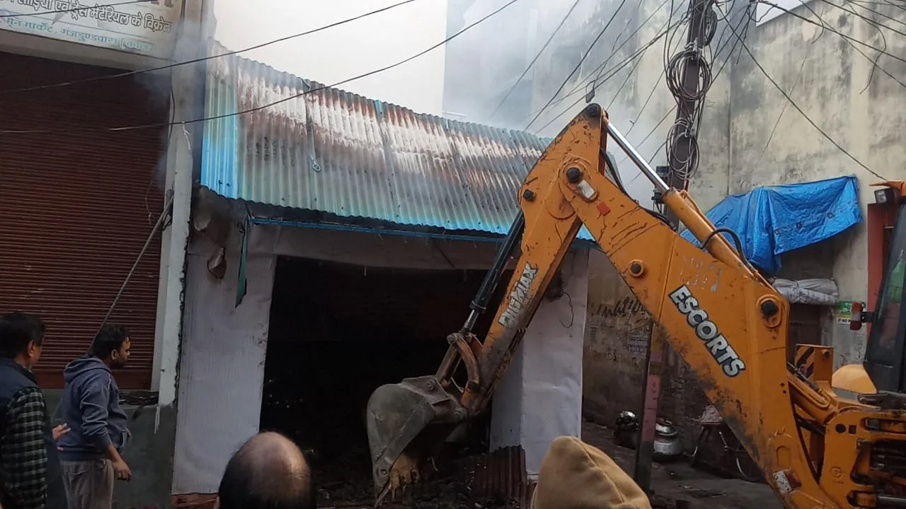 कासगंजः बर्तन की दुकान में लगी भीषण आग, घंटों बाद पाया गया काबू 
