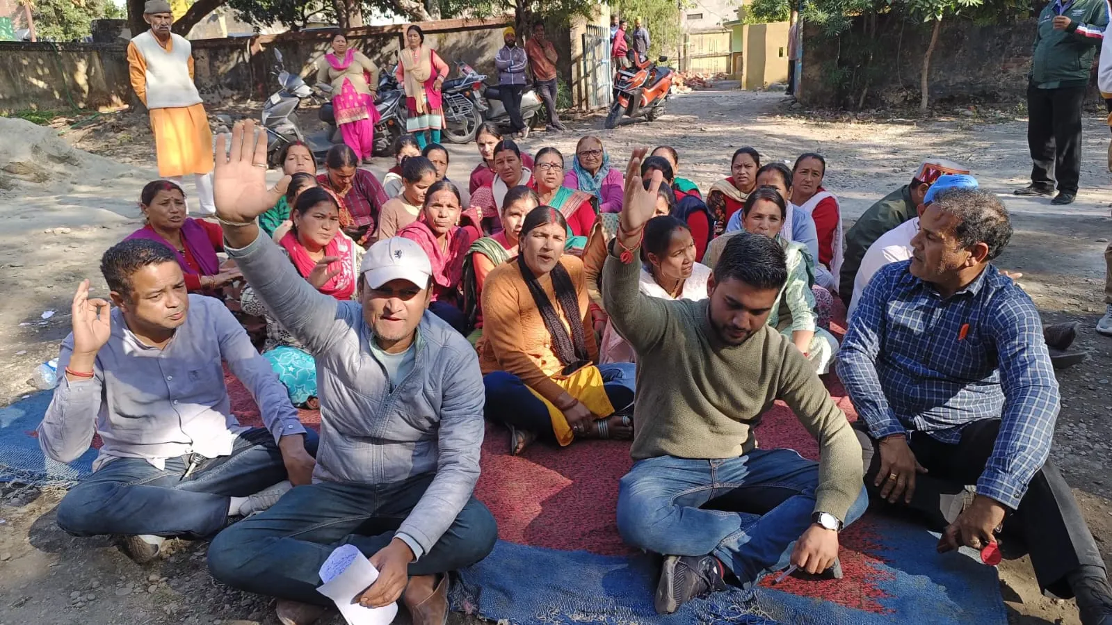 रामनगर: पेयजल समस्या को लेकर ग्रामीणों ने किया प्रदर्शन