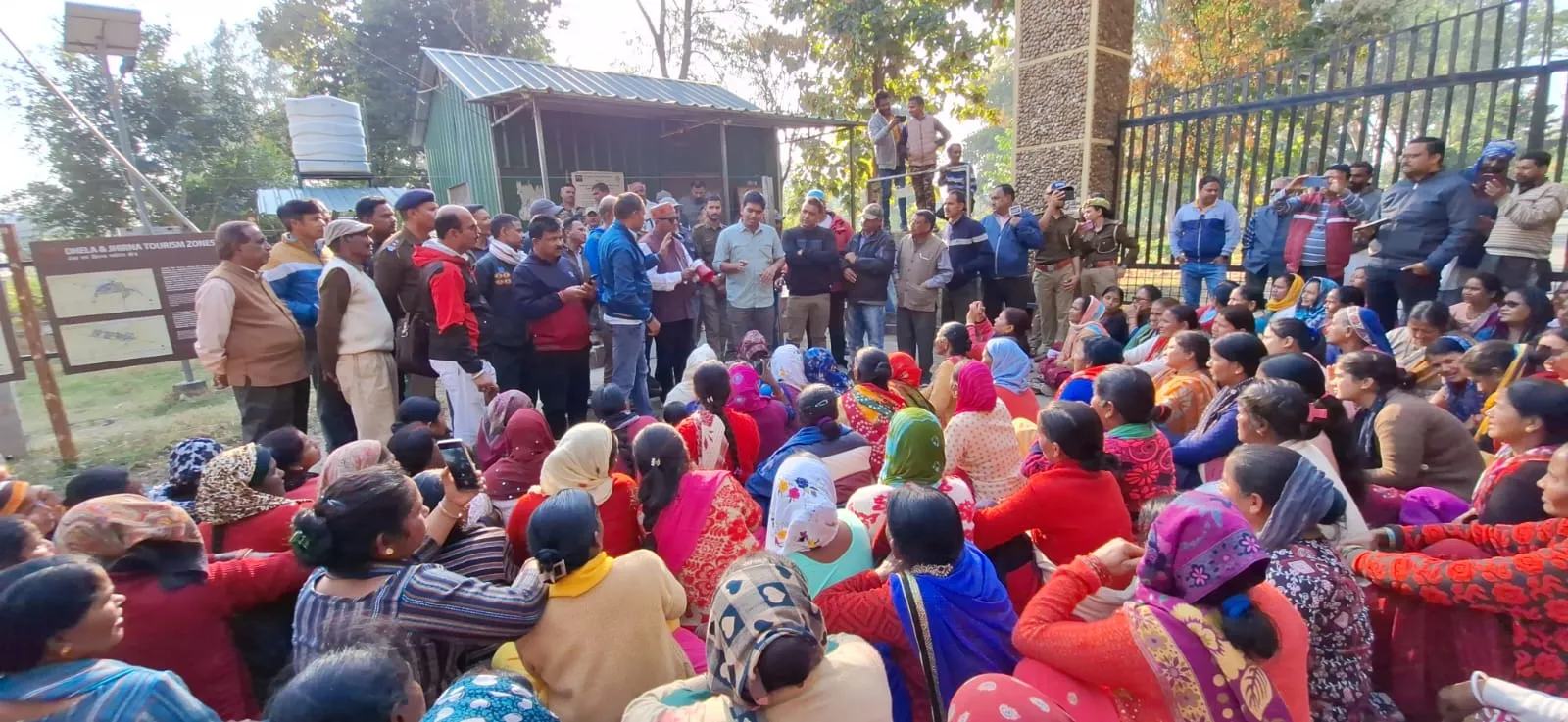 रामनगर: बाघ को पकड़ने मांग को लेकर ग्रामीणों ने किया ढेला झिरना पर्यटन ज़ोन बंद