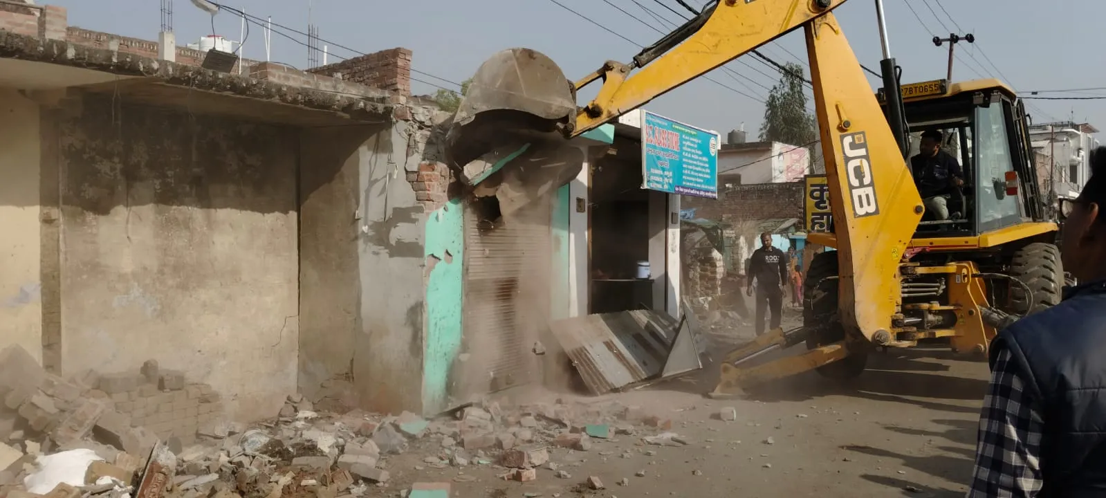 शाहजहांपुर: लोधीपुर में अतिक्रमण पर गरजा बुलडोजर, 30 से ज्यादा भवन तोड़े