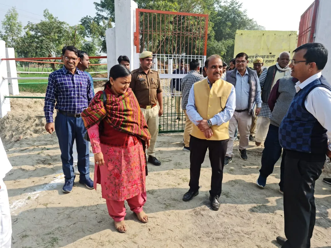 कासगंज: गोशाला में तत्काल कराया जाए विद्युत का कनेक्शन, डीएम ने किया निरीक्षण